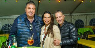 Geselliger Abend mit Musik und Getränken.